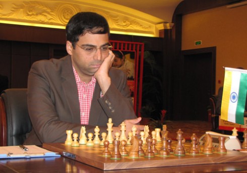 Anand è reduce dal disastroso torneo di Gibilterra nel quale ha perso 22 punti Elo perdendo persino con un Maestro Internazionale. Difficile pronosticare un Carlsen-Anand ter, ma anche nel 2014 veniva dato per spacciato